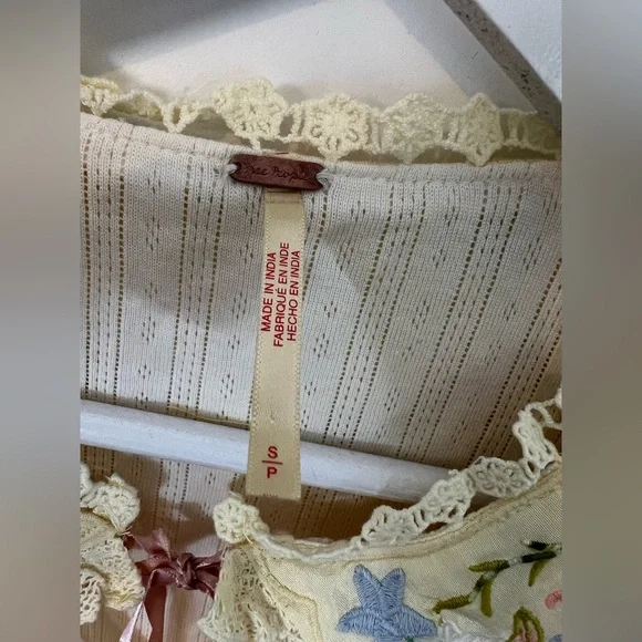 Free People Cream top with hankie with Floral Embroidery sz S - Picture 9 of 9